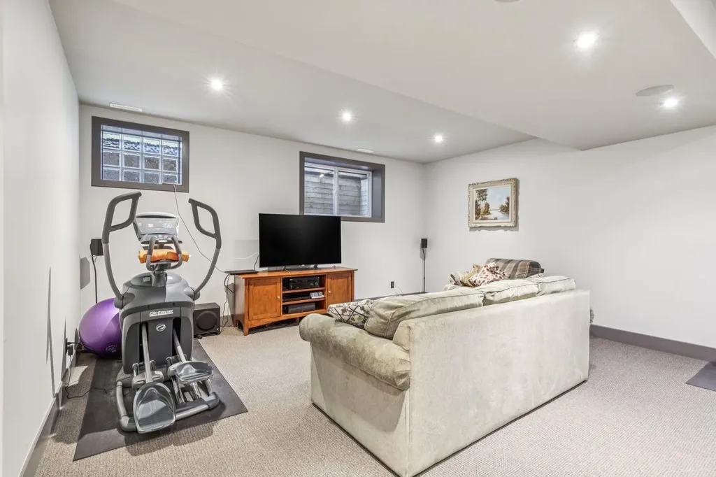 2033 Bowness Road NW Calgary AB T2N 3K9