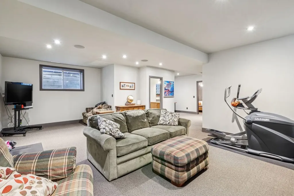 2033 Bowness Road NW Calgary AB T2N 3K9