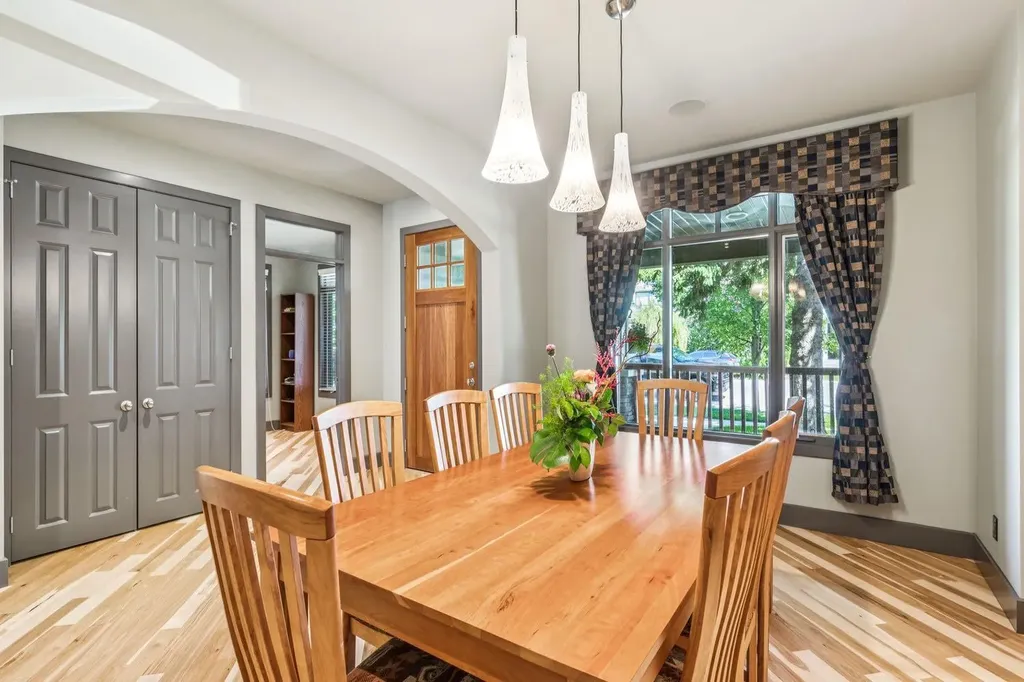 2033 Bowness Road NW Calgary AB T2N 3K9