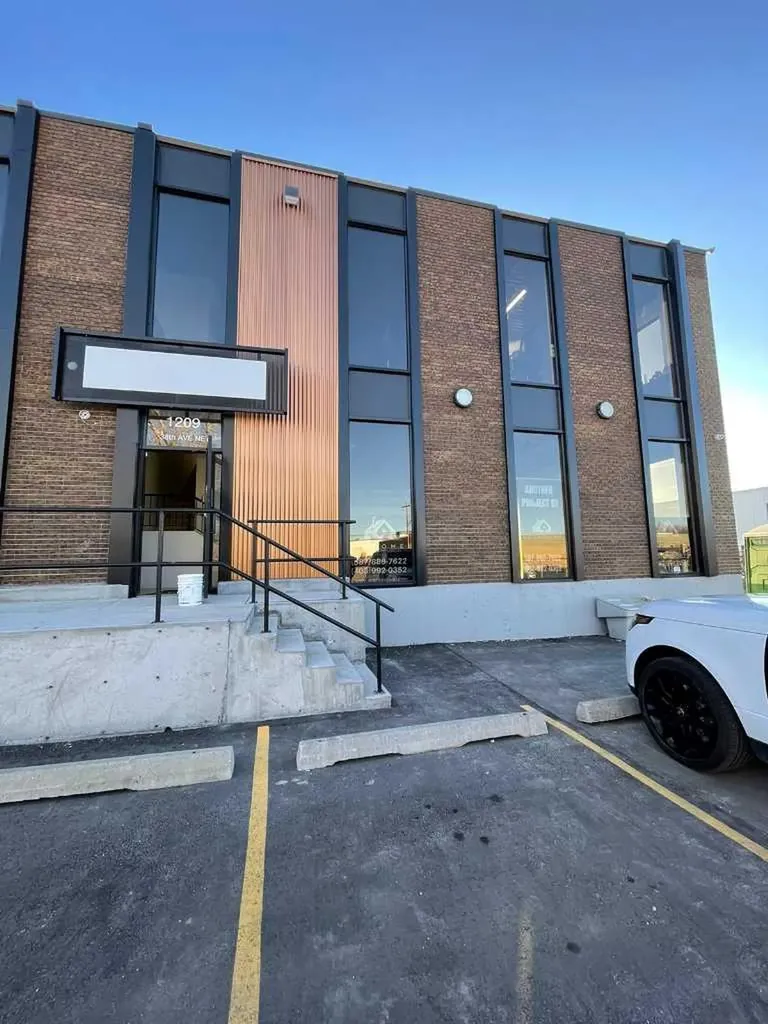 1209 38 Avenue NE Calgary AB T2E 6M2