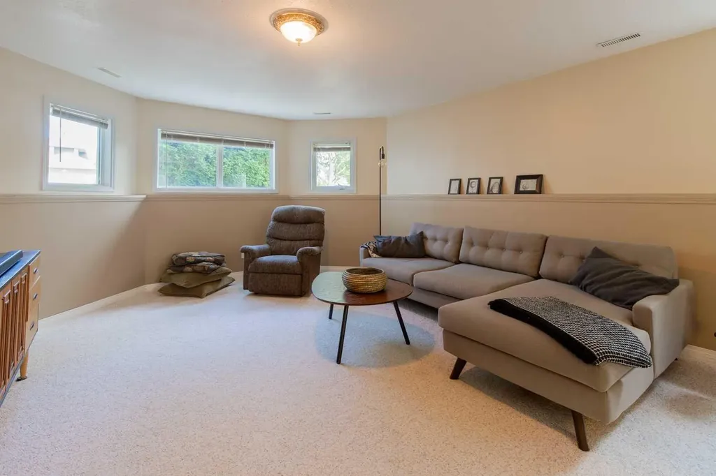 160 Heritage Boulevard W Lethbridge AB T1K 6X1