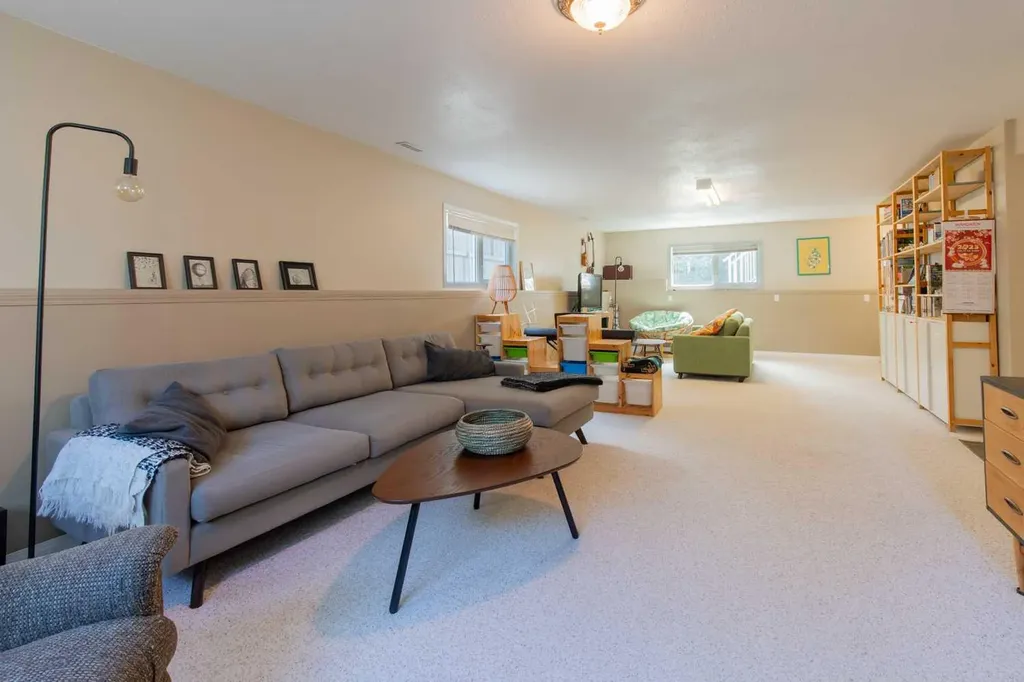160 Heritage Boulevard W Lethbridge AB T1K 6X1