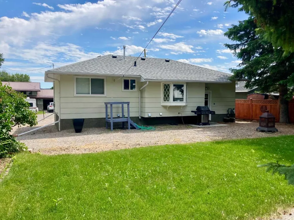 22914 6 Avenue E Hillcrest AB T0K 1C0