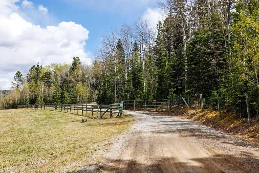 320070 163 Avenue W Rural Foothills County AB T0L 1W4