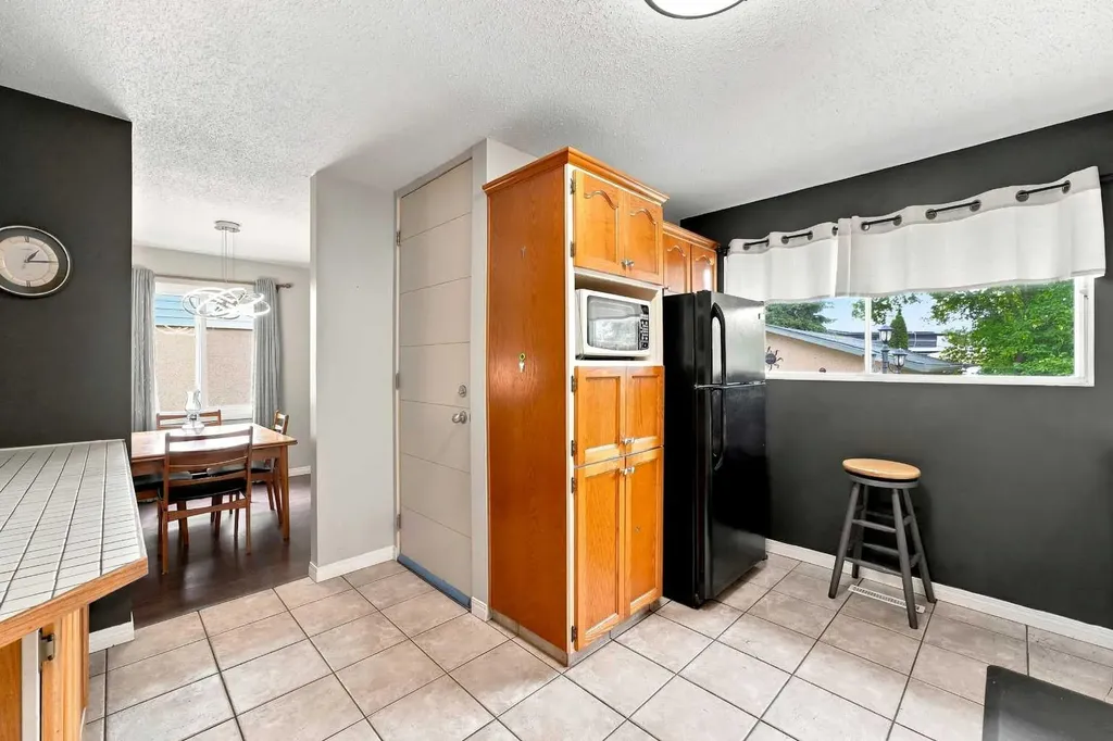 12 Anders Street Red Deer AB T4R 1B8