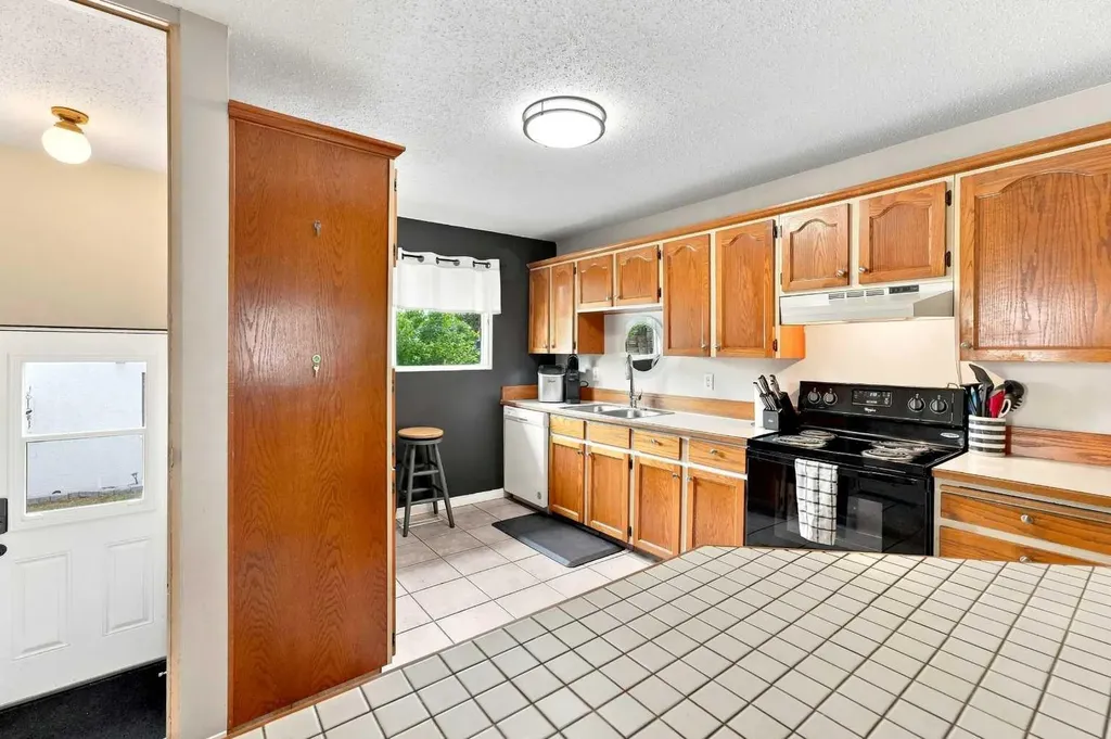 12 Anders Street Red Deer AB T4R 1B8