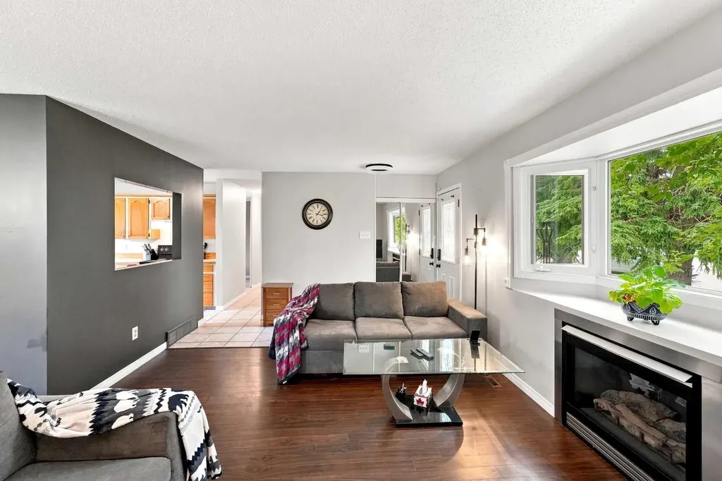 12 Anders Street Red Deer AB T4R 1B8
