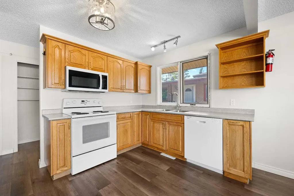 5607 43 Street Lloydminster AB T9V 0A5