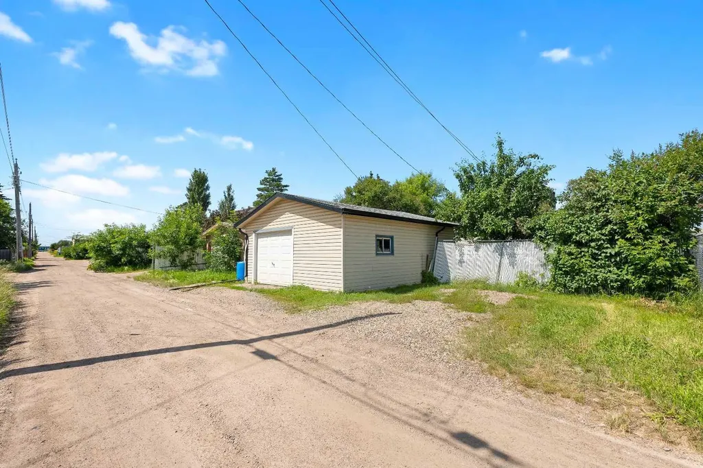 5607 43 Street Lloydminster AB T9V 0A5