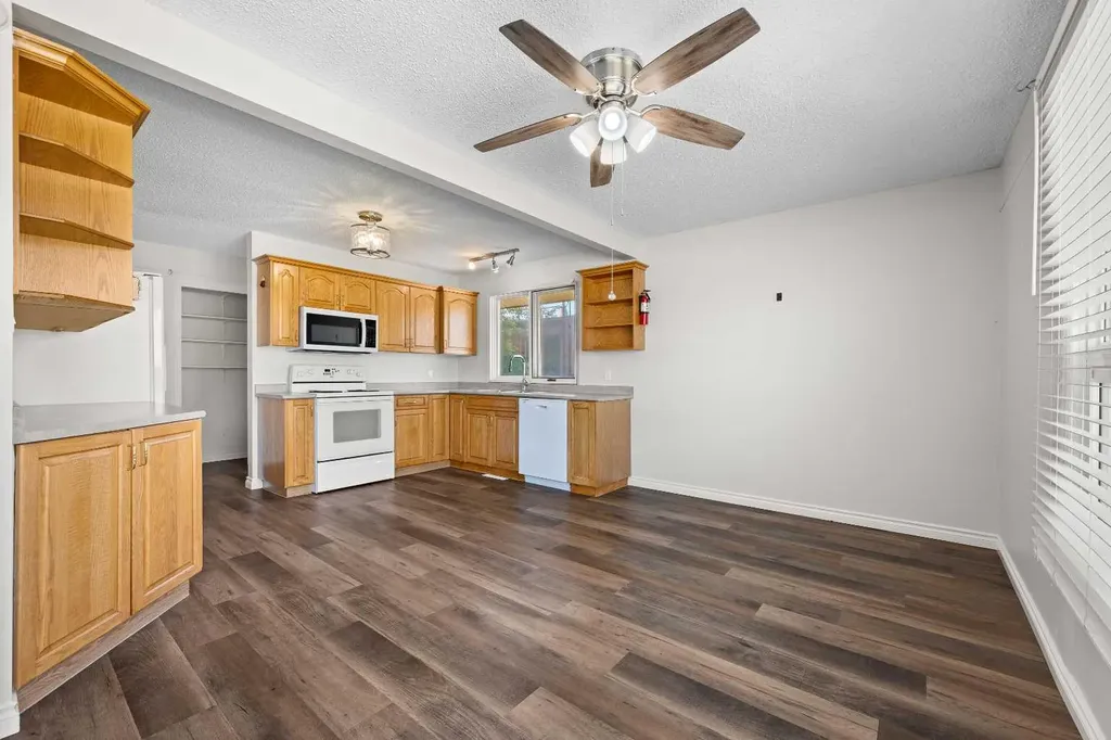 5607 43 Street Lloydminster AB T9V 0A5