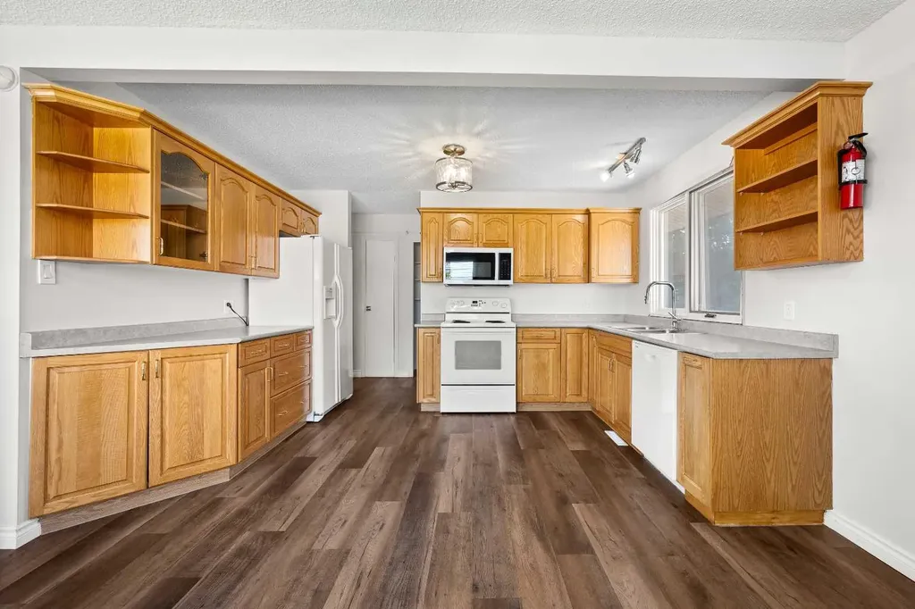 5607 43 Street Lloydminster AB T9V 0A5
