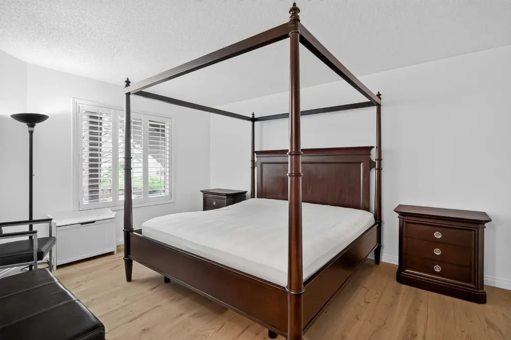 72 Sierra Morena Green SW Calgary AB T3H 3E5