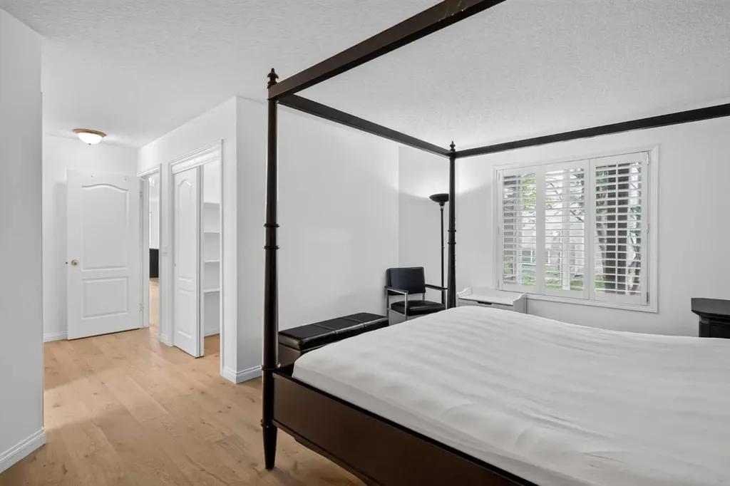 72 Sierra Morena Green SW Calgary AB T3H 3E5