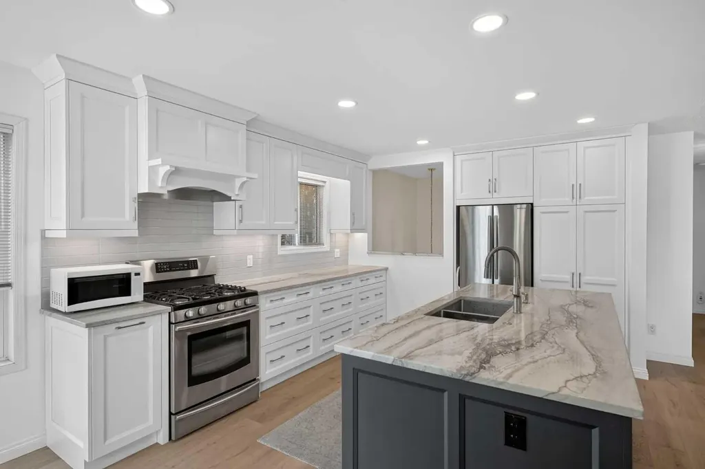 72 Sierra Morena Green SW Calgary AB T3H 3E5