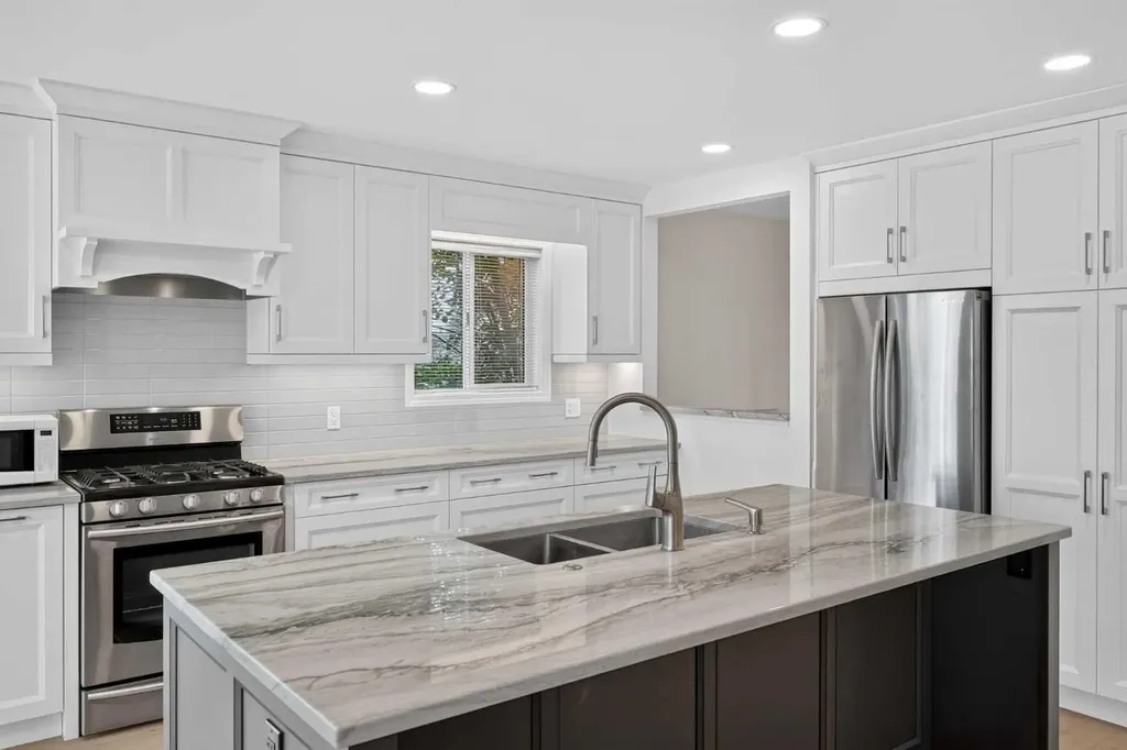 72 Sierra Morena Green SW Calgary AB T3H 3E5