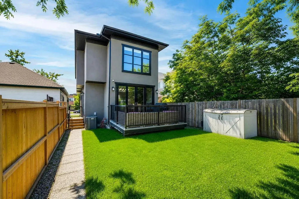 1018 20 Avenue SE Calgary AB T2G 1M6