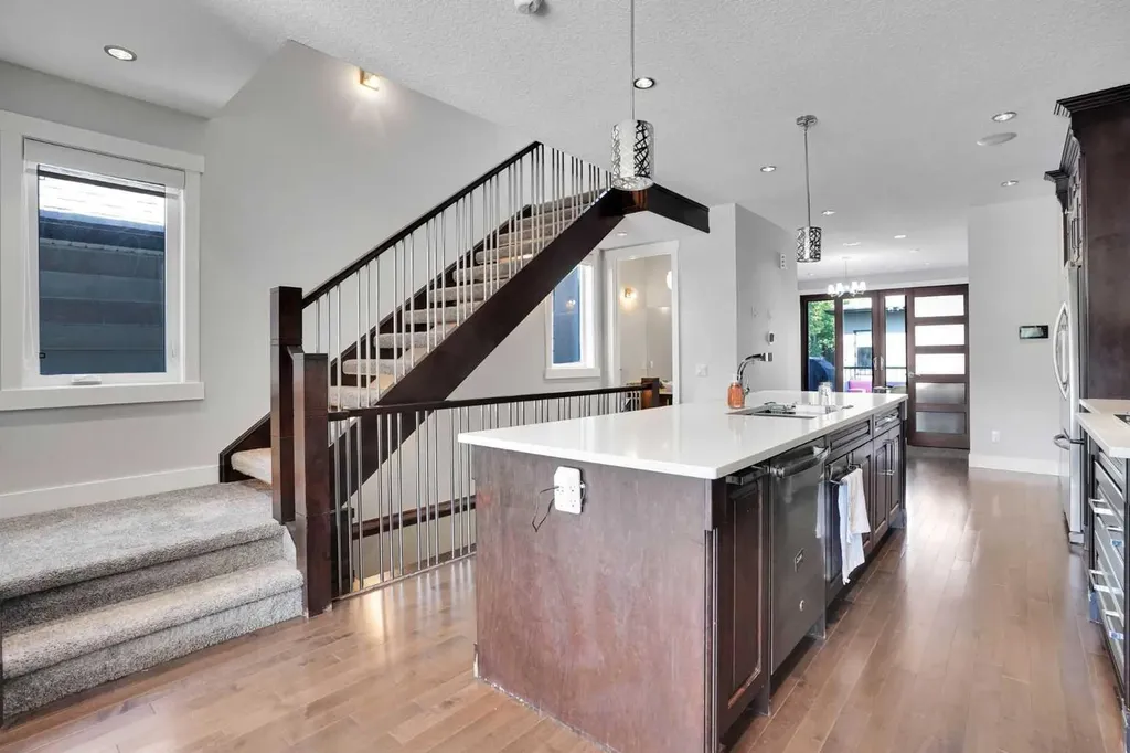 1018 20 Avenue SE Calgary AB T2G 1M6