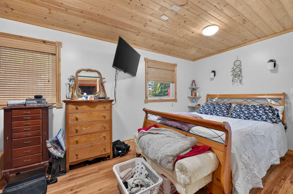 8008 36 Avenue NW Calgary AB T3B 1W3
