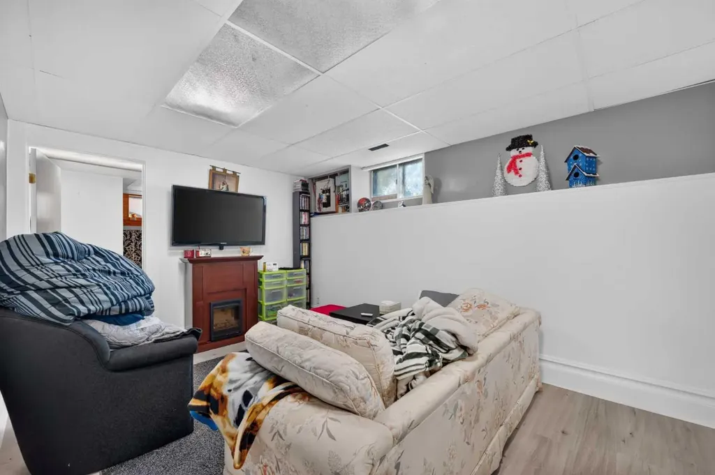8008 36 Avenue NW Calgary AB T3B 1W3