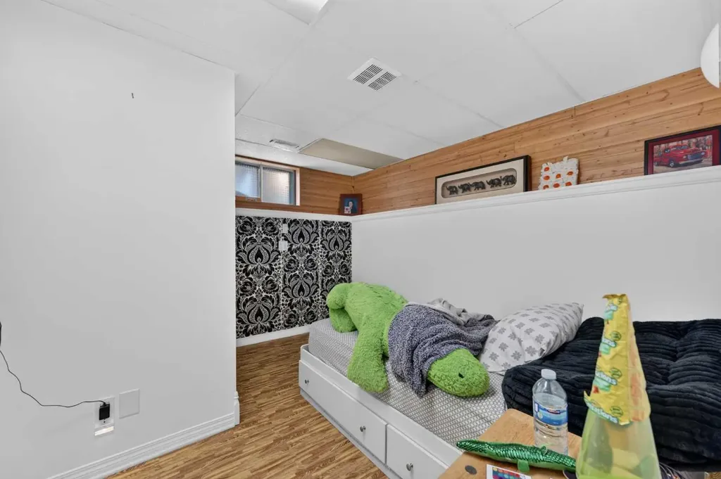8008 36 Avenue NW Calgary AB T3B 1W3