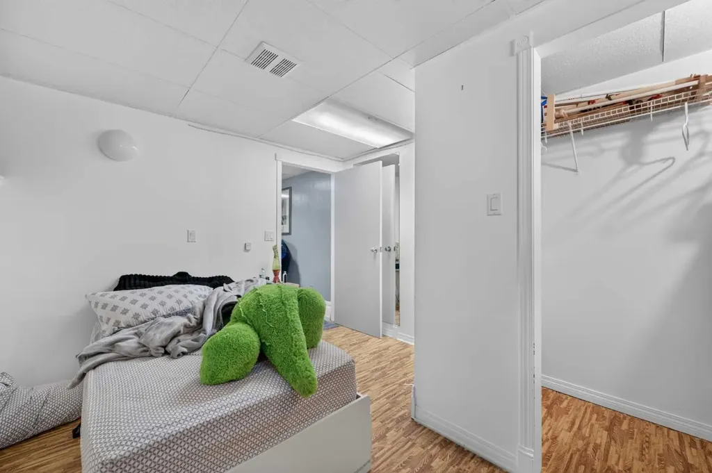 8008 36 Avenue NW Calgary AB T3B 1W3