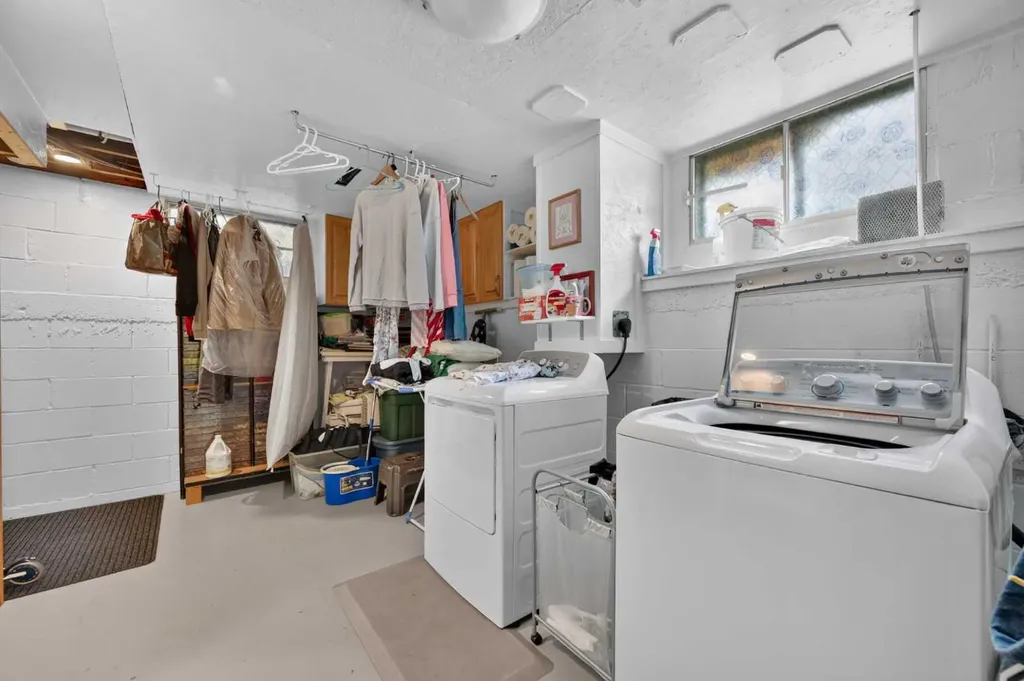 8008 36 Avenue NW Calgary AB T3B 1W3