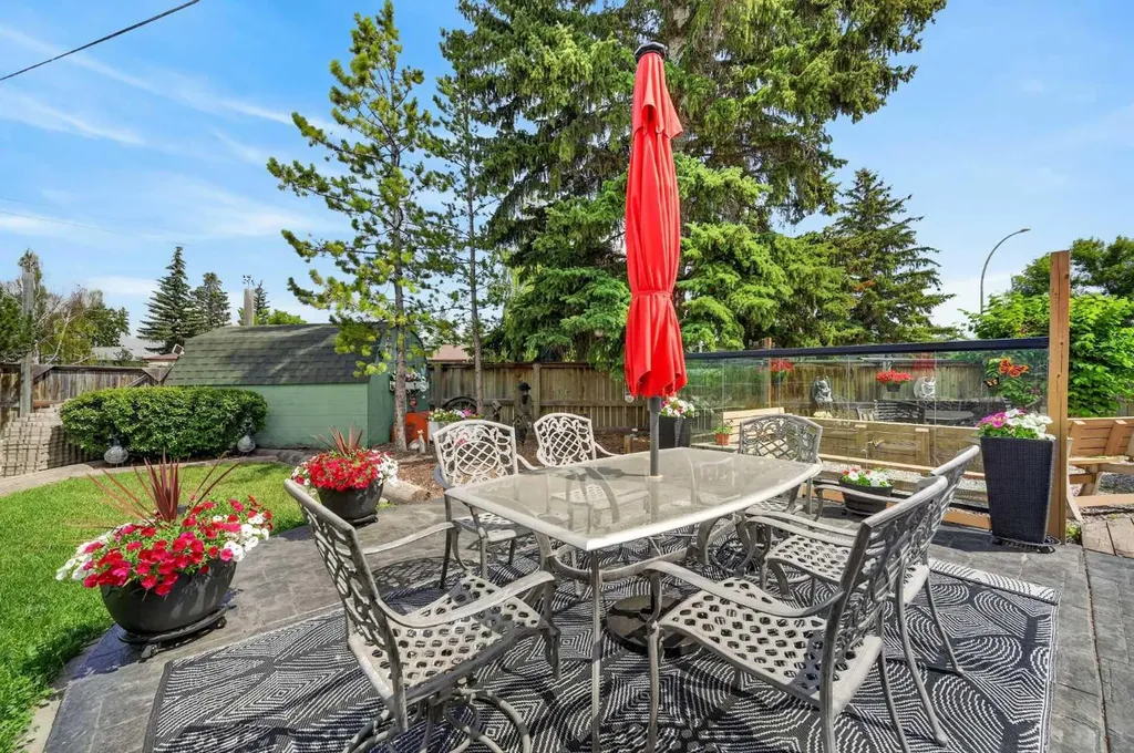 8008 36 Avenue NW Calgary AB T3B 1W3