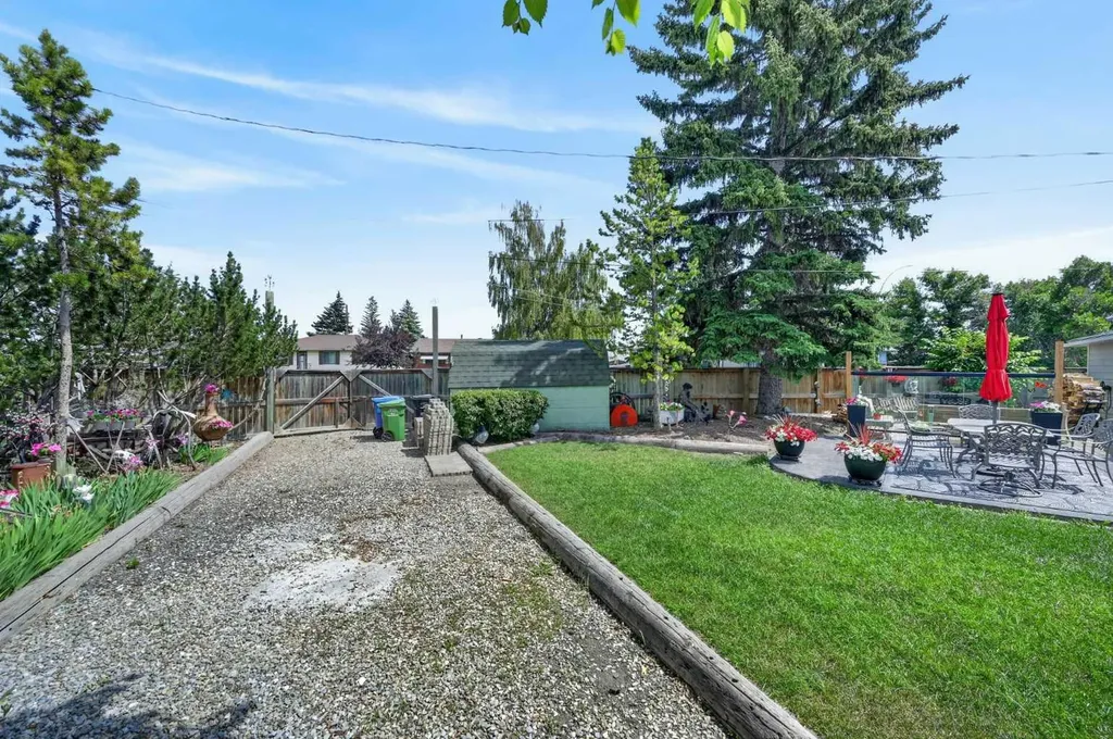 8008 36 Avenue NW Calgary AB T3B 1W3