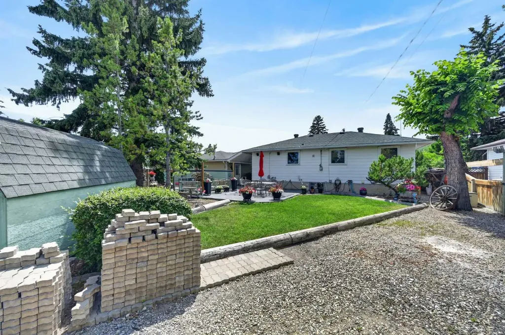 8008 36 Avenue NW Calgary AB T3B 1W3