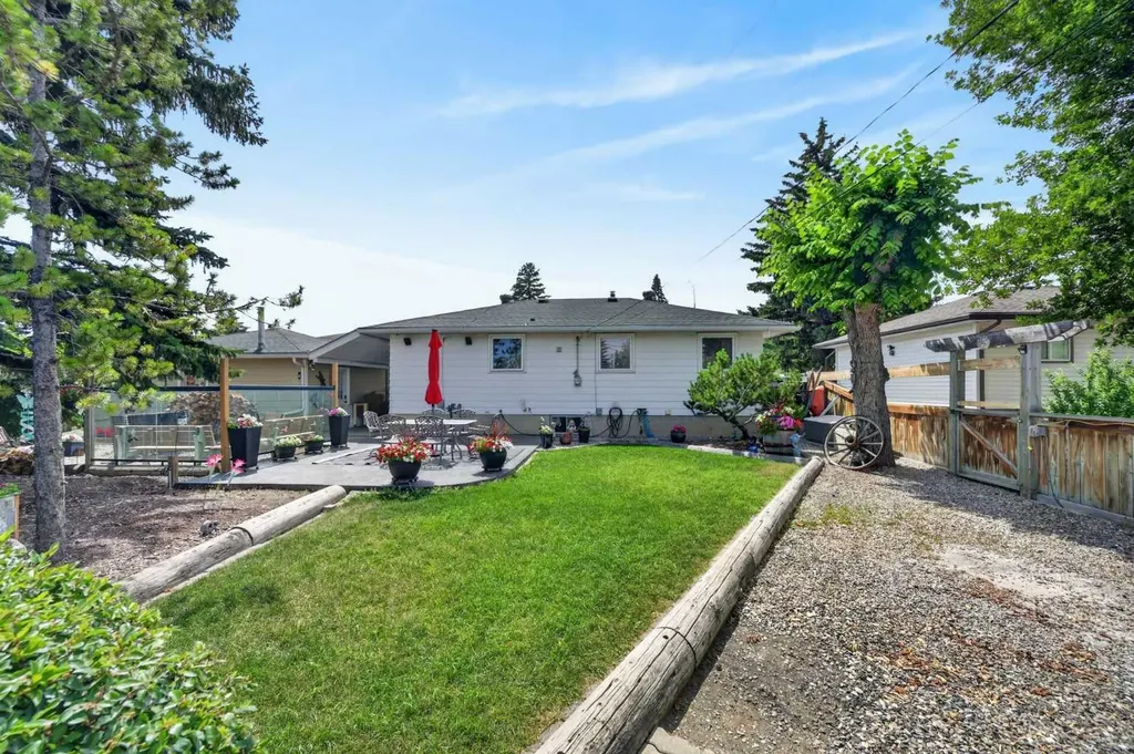 8008 36 Avenue NW Calgary AB T3B 1W3