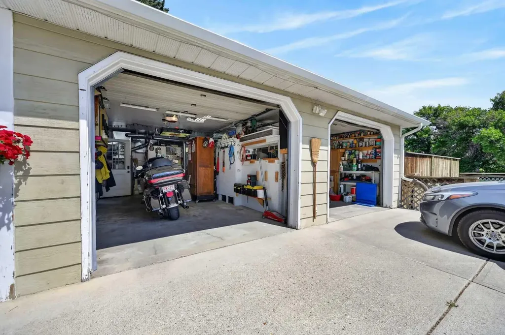 8008 36 Avenue NW Calgary AB T3B 1W3