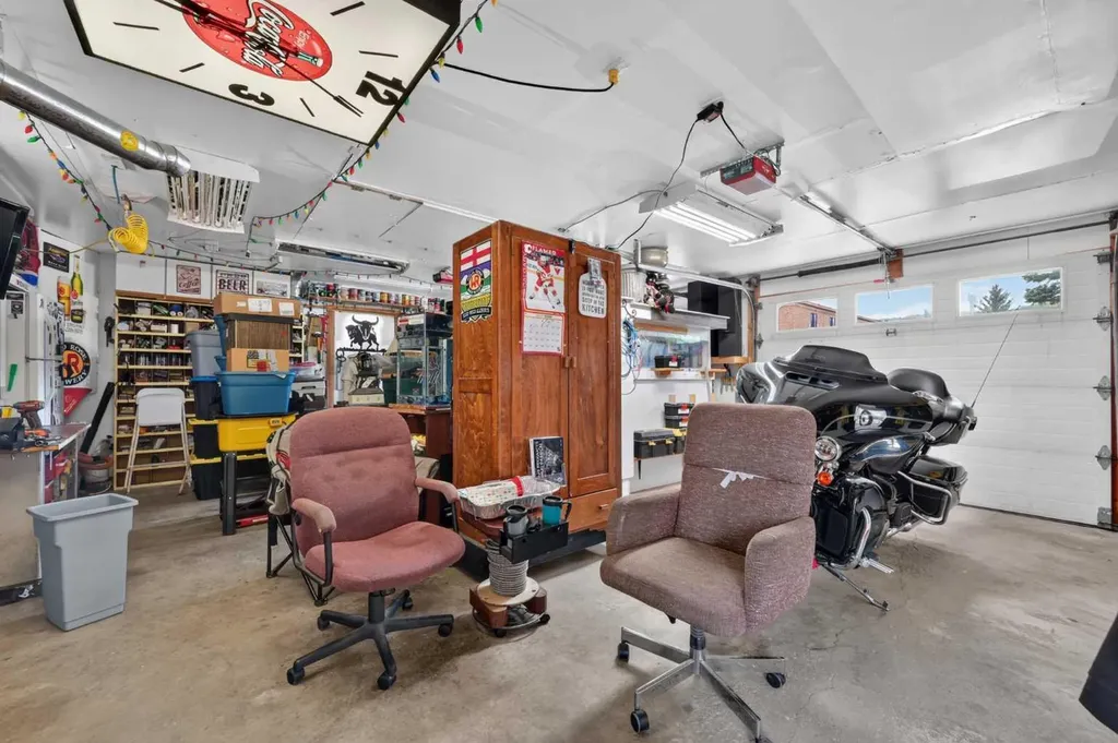 8008 36 Avenue NW Calgary AB T3B 1W3
