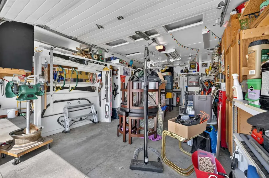 8008 36 Avenue NW Calgary AB T3B 1W3