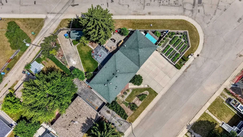 8008 36 Avenue NW Calgary AB T3B 1W3