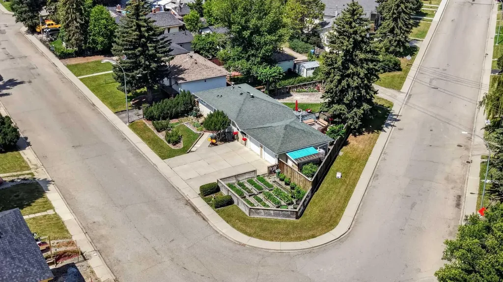 8008 36 Avenue NW Calgary AB T3B 1W3