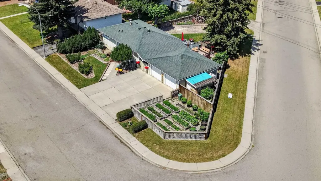 8008 36 Avenue NW Calgary AB T3B 1W3