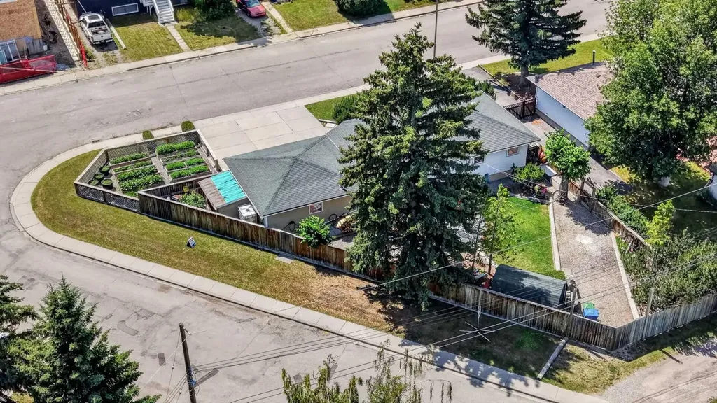 8008 36 Avenue NW Calgary AB T3B 1W3