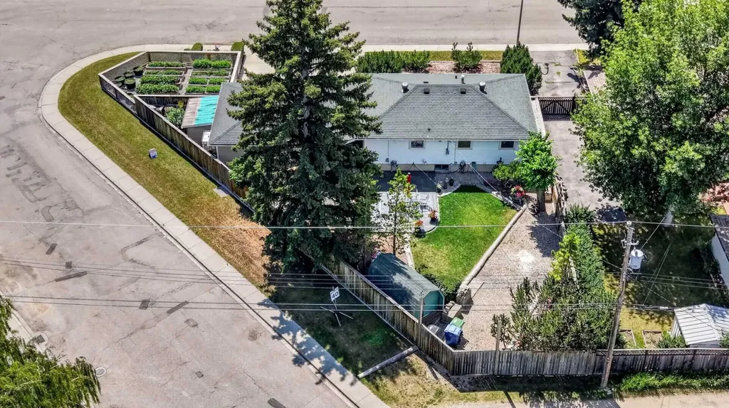 8008 36 Avenue NW Calgary AB T3B 1W3