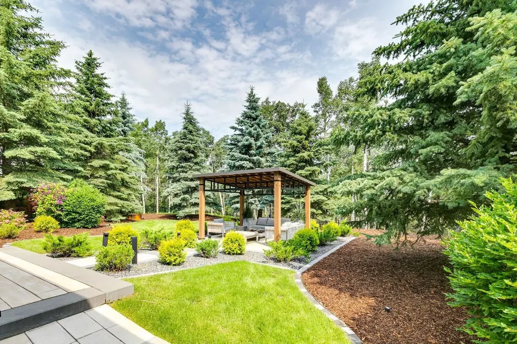 14 Pinehurst Drive Heritage Pointe AB T1S 4J3
