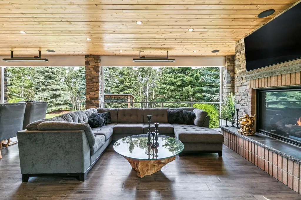 14 Pinehurst Drive Heritage Pointe AB T1S 4J3