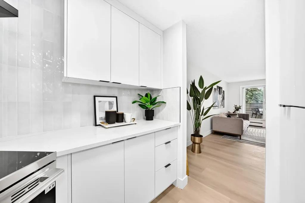 80 Glamis Drive SW Calgary AB T3A6T7