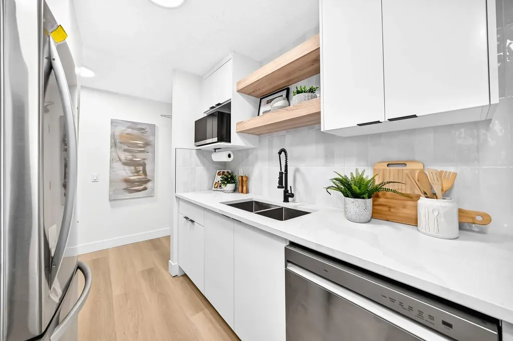 80 Glamis Drive SW Calgary AB T3A6T7