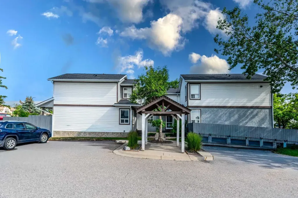 503 Signal Hill Green SW Calgary AB T3H 2Y4
