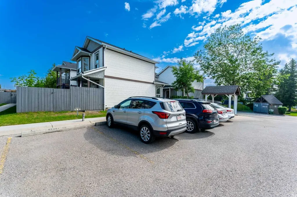 503 Signal Hill Green SW Calgary AB T3H 2Y4