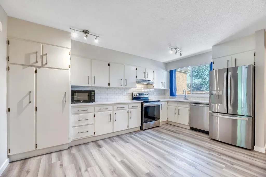 630 Sabrina Road SW Calgary AB T2W 2N7