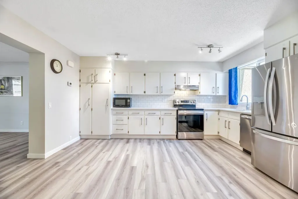 630 Sabrina Road SW Calgary AB T2W 2N7
