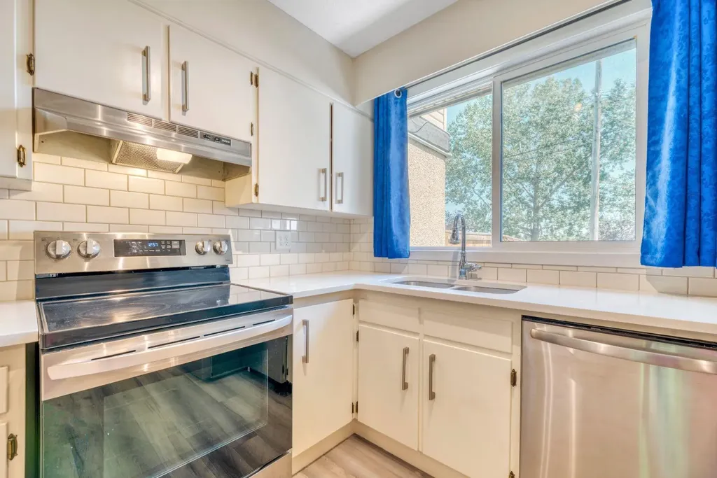 630 Sabrina Road SW Calgary AB T2W 2N7