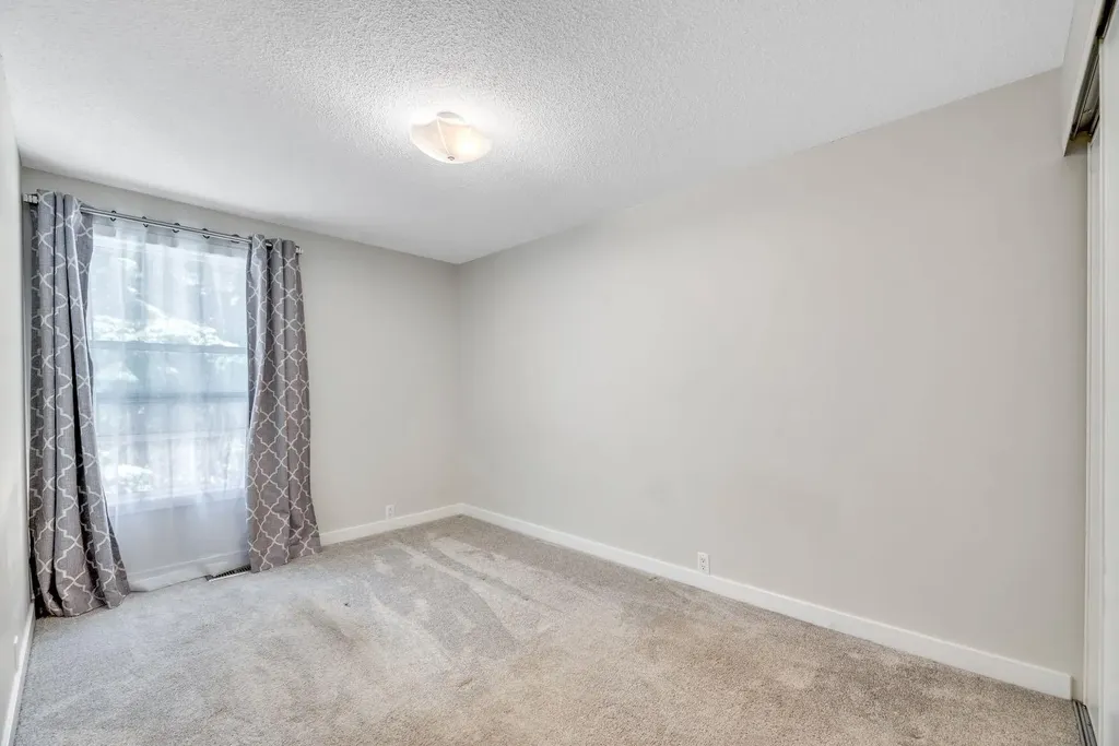 630 Sabrina Road SW Calgary AB T2W 2N7