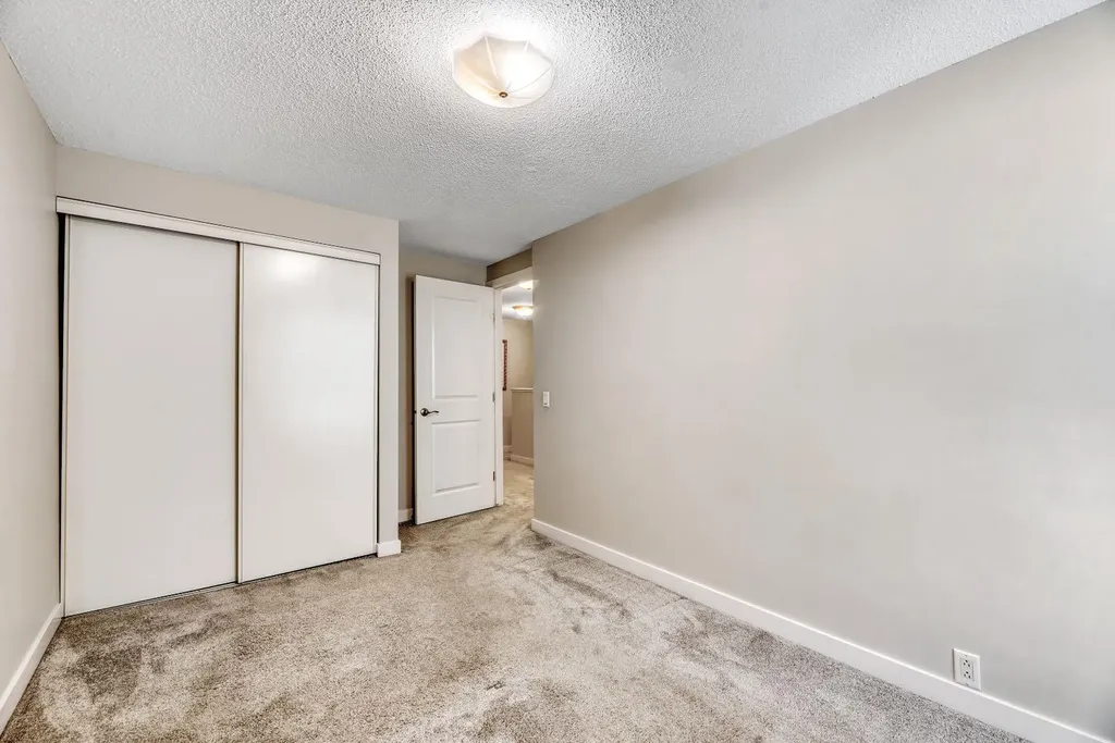 630 Sabrina Road SW Calgary AB T2W 2N7