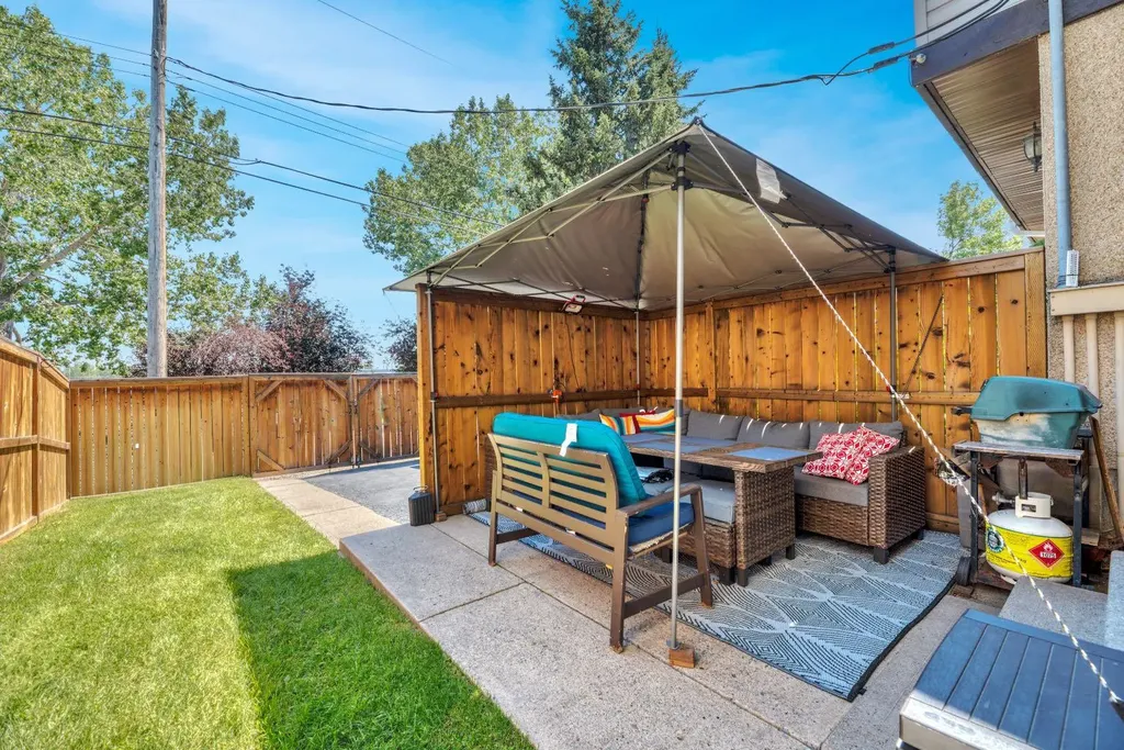630 Sabrina Road SW Calgary AB T2W 2N7